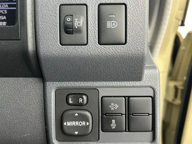 トヨタ ランドクルーザー AX 千葉県 2024(令6)年 1.4万km ベージュ 禁煙車/4WD/・ダウンヒルアシストコントロール/トヨタセーフティセンス/・プリクラッシュセーフティ/・レーンディパーチャーアラート/・クルーズコントロール/バックカメラ/革巻きステアリング/・ステアリングスイッチ/MT付きAT/純正フロアマット/純正ドアバイザー/純正16インチAW/オートライト/・オートマチックハイビーム/・LEDヘッドライト/・LEDフォグランプ/・ヘッドライトレベライザー/背面タイヤ