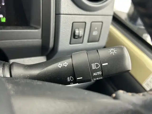 トヨタ ランドクルーザー AX 千葉県 2024(令6)年 1.4万km ベージュ 禁煙車/4WD/・ダウンヒルアシストコントロール/トヨタセーフティセンス/・プリクラッシュセーフティ/・レーンディパーチャーアラート/・クルーズコントロール/バックカメラ/革巻きステアリング/・ステアリングスイッチ/MT付きAT/純正フロアマット/純正ドアバイザー/純正16インチAW/オートライト/・オートマチックハイビーム/・LEDヘッドライト/・LEDフォグランプ/・ヘッドライトレベライザー/背面タイヤ