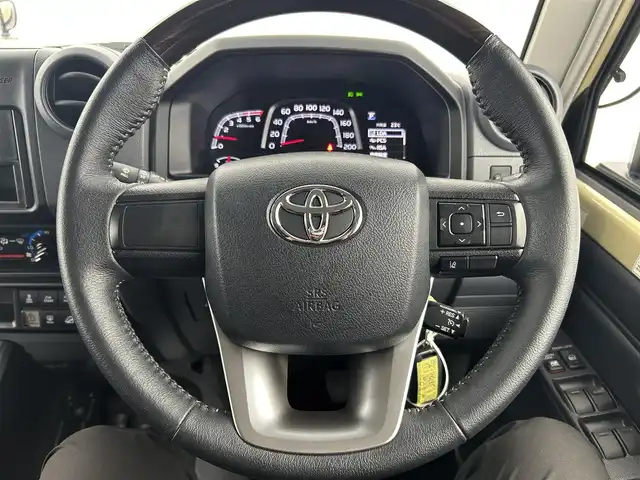 トヨタ ランドクルーザー AX 千葉県 2024(令6)年 1.4万km ベージュ 禁煙車/4WD/・ダウンヒルアシストコントロール/トヨタセーフティセンス/・プリクラッシュセーフティ/・レーンディパーチャーアラート/・クルーズコントロール/バックカメラ/革巻きステアリング/・ステアリングスイッチ/MT付きAT/純正フロアマット/純正ドアバイザー/純正16インチAW/オートライト/・オートマチックハイビーム/・LEDヘッドライト/・LEDフォグランプ/・ヘッドライトレベライザー/背面タイヤ