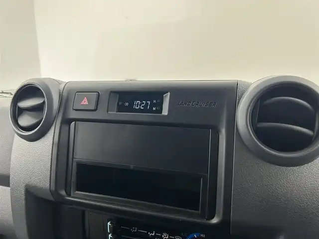 トヨタ ランドクルーザー AX 千葉県 2024(令6)年 1.4万km ベージュ 禁煙車/4WD/・ダウンヒルアシストコントロール/トヨタセーフティセンス/・プリクラッシュセーフティ/・レーンディパーチャーアラート/・クルーズコントロール/バックカメラ/革巻きステアリング/・ステアリングスイッチ/MT付きAT/純正フロアマット/純正ドアバイザー/純正16インチAW/オートライト/・オートマチックハイビーム/・LEDヘッドライト/・LEDフォグランプ/・ヘッドライトレベライザー/背面タイヤ