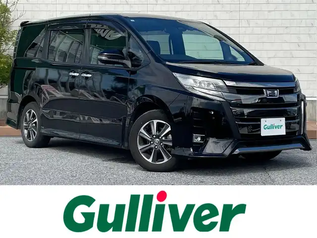 トヨタ ノア Si ダブルバイビーⅡ 滋賀県 2019(令1)年 6.7万km ブラック 純正10インチナビ/(AM/FM/CD/DVD/BT/USB/HDMI/フルセグTV)/純正12.1インチフリップダウンモニター/両側パワースライドドア/ハーフレザーシート/バックカメラ/ビルトインETC/前後ドライブレコーダー/トヨタセーフティセンス/・プリクラッシュセーフティ/・レーントレーシングアシスト/・オートマチックハイビーム/・クルーズコントロール/革巻きステアリング/ステアリングスイッチ/アイドリングストップ/横滑り防止装置/オートライト/純正フロアマット/純正ドアバイザー/電格ウインカーミラー/プッシュスタート