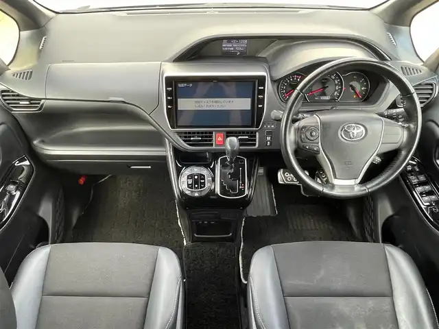 トヨタ ノア Si ダブルバイビーⅡ 滋賀県 2019(令1)年 6.7万km ブラック 純正10インチナビ/(AM/FM/CD/DVD/BT/USB/HDMI/フルセグTV)/純正12.1インチフリップダウンモニター/両側パワースライドドア/ハーフレザーシート/バックカメラ/ビルトインETC/前後ドライブレコーダー/トヨタセーフティセンス/・プリクラッシュセーフティ/・レーントレーシングアシスト/・オートマチックハイビーム/・クルーズコントロール/革巻きステアリング/ステアリングスイッチ/アイドリングストップ/横滑り防止装置/オートライト/純正フロアマット/純正ドアバイザー/電格ウインカーミラー/プッシュスタート