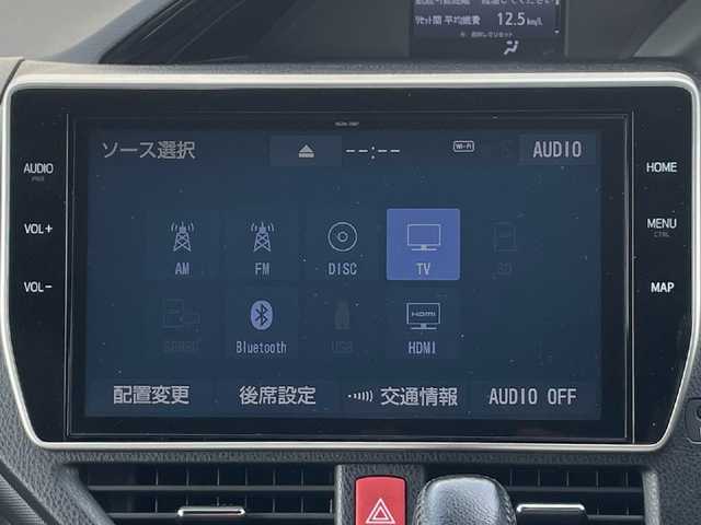 トヨタ ノア Si ダブルバイビーⅡ 滋賀県 2019(令1)年 6.7万km ブラック 純正10インチナビ/(AM/FM/CD/DVD/BT/USB/HDMI/フルセグTV)/純正12.1インチフリップダウンモニター/両側パワースライドドア/ハーフレザーシート/バックカメラ/ビルトインETC/前後ドライブレコーダー/トヨタセーフティセンス/・プリクラッシュセーフティ/・レーントレーシングアシスト/・オートマチックハイビーム/・クルーズコントロール/革巻きステアリング/ステアリングスイッチ/アイドリングストップ/横滑り防止装置/オートライト/純正フロアマット/純正ドアバイザー/電格ウインカーミラー/プッシュスタート