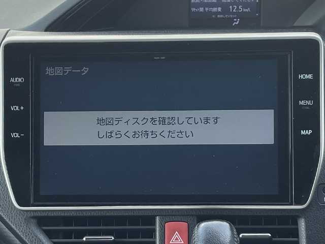 トヨタ ノア Si ダブルバイビーⅡ 滋賀県 2019(令1)年 6.7万km ブラック 純正10インチナビ/(AM/FM/CD/DVD/BT/USB/HDMI/フルセグTV)/純正12.1インチフリップダウンモニター/両側パワースライドドア/ハーフレザーシート/バックカメラ/ビルトインETC/前後ドライブレコーダー/トヨタセーフティセンス/・プリクラッシュセーフティ/・レーントレーシングアシスト/・オートマチックハイビーム/・クルーズコントロール/革巻きステアリング/ステアリングスイッチ/アイドリングストップ/横滑り防止装置/オートライト/純正フロアマット/純正ドアバイザー/電格ウインカーミラー/プッシュスタート