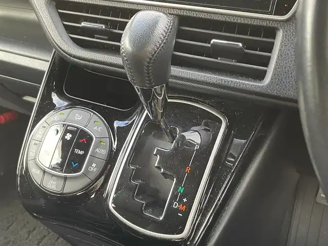 トヨタ ノア Si ダブルバイビーⅡ 滋賀県 2019(令1)年 6.7万km ブラック 純正10インチナビ/(AM/FM/CD/DVD/BT/USB/HDMI/フルセグTV)/純正12.1インチフリップダウンモニター/両側パワースライドドア/ハーフレザーシート/バックカメラ/ビルトインETC/前後ドライブレコーダー/トヨタセーフティセンス/・プリクラッシュセーフティ/・レーントレーシングアシスト/・オートマチックハイビーム/・クルーズコントロール/革巻きステアリング/ステアリングスイッチ/アイドリングストップ/横滑り防止装置/オートライト/純正フロアマット/純正ドアバイザー/電格ウインカーミラー/プッシュスタート