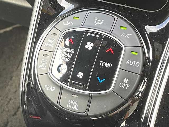 トヨタ ノア Si ダブルバイビーⅡ 滋賀県 2019(令1)年 6.7万km ブラック 純正10インチナビ/(AM/FM/CD/DVD/BT/USB/HDMI/フルセグTV)/純正12.1インチフリップダウンモニター/両側パワースライドドア/ハーフレザーシート/バックカメラ/ビルトインETC/前後ドライブレコーダー/トヨタセーフティセンス/・プリクラッシュセーフティ/・レーントレーシングアシスト/・オートマチックハイビーム/・クルーズコントロール/革巻きステアリング/ステアリングスイッチ/アイドリングストップ/横滑り防止装置/オートライト/純正フロアマット/純正ドアバイザー/電格ウインカーミラー/プッシュスタート