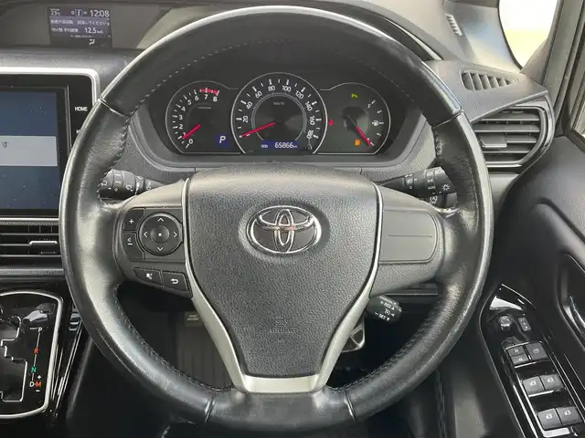 トヨタ ノア Si ダブルバイビーⅡ 滋賀県 2019(令1)年 6.7万km ブラック 純正10インチナビ/(AM/FM/CD/DVD/BT/USB/HDMI/フルセグTV)/純正12.1インチフリップダウンモニター/両側パワースライドドア/ハーフレザーシート/バックカメラ/ビルトインETC/前後ドライブレコーダー/トヨタセーフティセンス/・プリクラッシュセーフティ/・レーントレーシングアシスト/・オートマチックハイビーム/・クルーズコントロール/革巻きステアリング/ステアリングスイッチ/アイドリングストップ/横滑り防止装置/オートライト/純正フロアマット/純正ドアバイザー/電格ウインカーミラー/プッシュスタート