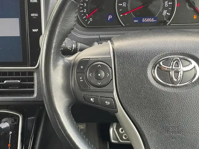 トヨタ ノア Si ダブルバイビーⅡ 滋賀県 2019(令1)年 6.7万km ブラック 純正10インチナビ/(AM/FM/CD/DVD/BT/USB/HDMI/フルセグTV)/純正12.1インチフリップダウンモニター/両側パワースライドドア/ハーフレザーシート/バックカメラ/ビルトインETC/前後ドライブレコーダー/トヨタセーフティセンス/・プリクラッシュセーフティ/・レーントレーシングアシスト/・オートマチックハイビーム/・クルーズコントロール/革巻きステアリング/ステアリングスイッチ/アイドリングストップ/横滑り防止装置/オートライト/純正フロアマット/純正ドアバイザー/電格ウインカーミラー/プッシュスタート