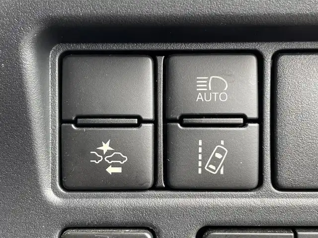 トヨタ ノア Si ダブルバイビーⅡ 滋賀県 2019(令1)年 6.7万km ブラック 純正10インチナビ/(AM/FM/CD/DVD/BT/USB/HDMI/フルセグTV)/純正12.1インチフリップダウンモニター/両側パワースライドドア/ハーフレザーシート/バックカメラ/ビルトインETC/前後ドライブレコーダー/トヨタセーフティセンス/・プリクラッシュセーフティ/・レーントレーシングアシスト/・オートマチックハイビーム/・クルーズコントロール/革巻きステアリング/ステアリングスイッチ/アイドリングストップ/横滑り防止装置/オートライト/純正フロアマット/純正ドアバイザー/電格ウインカーミラー/プッシュスタート
