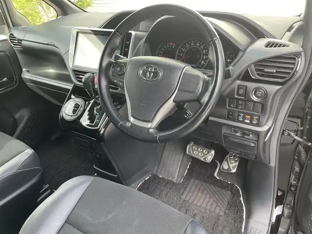 トヨタ ノア Si ダブルバイビーⅡ 滋賀県 2019(令1)年 6.7万km ブラック 純正10インチナビ/(AM/FM/CD/DVD/BT/USB/HDMI/フルセグTV)/純正12.1インチフリップダウンモニター/両側パワースライドドア/ハーフレザーシート/バックカメラ/ビルトインETC/前後ドライブレコーダー/トヨタセーフティセンス/・プリクラッシュセーフティ/・レーントレーシングアシスト/・オートマチックハイビーム/・クルーズコントロール/革巻きステアリング/ステアリングスイッチ/アイドリングストップ/横滑り防止装置/オートライト/純正フロアマット/純正ドアバイザー/電格ウインカーミラー/プッシュスタート
