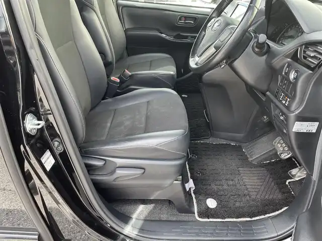 トヨタ ノア Si ダブルバイビーⅡ 滋賀県 2019(令1)年 6.7万km ブラック 純正10インチナビ/(AM/FM/CD/DVD/BT/USB/HDMI/フルセグTV)/純正12.1インチフリップダウンモニター/両側パワースライドドア/ハーフレザーシート/バックカメラ/ビルトインETC/前後ドライブレコーダー/トヨタセーフティセンス/・プリクラッシュセーフティ/・レーントレーシングアシスト/・オートマチックハイビーム/・クルーズコントロール/革巻きステアリング/ステアリングスイッチ/アイドリングストップ/横滑り防止装置/オートライト/純正フロアマット/純正ドアバイザー/電格ウインカーミラー/プッシュスタート