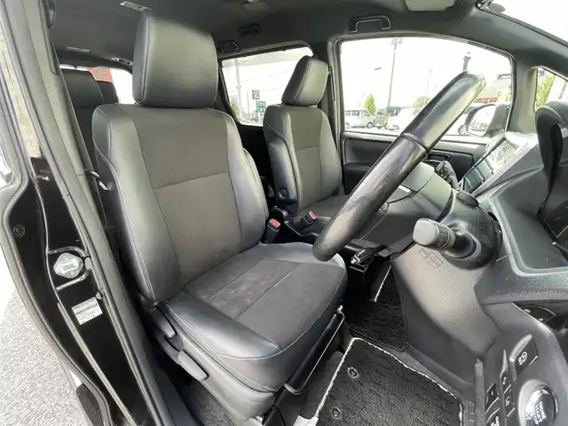 トヨタ ノア Si ダブルバイビーⅡ 滋賀県 2019(令1)年 6.7万km ブラック 純正10インチナビ/(AM/FM/CD/DVD/BT/USB/HDMI/フルセグTV)/純正12.1インチフリップダウンモニター/両側パワースライドドア/ハーフレザーシート/バックカメラ/ビルトインETC/前後ドライブレコーダー/トヨタセーフティセンス/・プリクラッシュセーフティ/・レーントレーシングアシスト/・オートマチックハイビーム/・クルーズコントロール/革巻きステアリング/ステアリングスイッチ/アイドリングストップ/横滑り防止装置/オートライト/純正フロアマット/純正ドアバイザー/電格ウインカーミラー/プッシュスタート