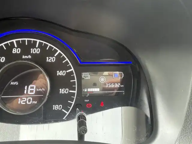 日産 ノート e－パワー メダリスト 神奈川県 2018(平30)年 3.6万km ブリリアントホワイトパール 純正エアロ（F・S・R）/純正ナビ（MM318D-W）/・Bluetooth・DVD/・フルセグTV/・アラウンドビューモニター/・ナビ連動ドライブレコーダー/デジタルインナーミラー/運転支援機能/・インテリジェントクルーズコントロール/・インテリジェントエマジェンーブレーキ/・踏み間違い防止機能/・車線逸脱防止支援システム/純正AW/LEDライト/スマートキーX2/ETC/新車時手帳、取説