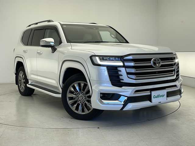 トヨタ ランドクルーザー ZX 千葉県 2024(令6)年 2万km プレシャスホワイトパール リアエンターテーメント/純正ナビ/　CD/DVD/Bluetooth/フルセグTV/　Apple car play/Android Auto/JBLサウンド/サンルーフ/リアエンターテインメント（HDMI）/モデリスタエアロパッケージA＋リアスポイラー＋マフラーカッター/ルーフレール/トヨタセーフティセンス/レーダークルーズコントロール/レーンキープアシスト/衝突軽減ブレーキ/クリアランスソナー/先行車発進警報/ロードサインアシスト/ブラインドスポットモニター/ヘッドアップディスプレイ/全方位カメラ/電動パーキング/オートホールド/オートハイビーム/ダウンヒルアシスト/クールボックス/レザーシート/前席パワーシート/運転席シートメモリー/エアーシート/シートヒーター（セカンドシートまで）/ステアリングヒーター/１００V充電/電動格納サードシート/パワーバックドア/ビルトインETC２．０/指紋認証スタートスイッチ/三眼ヘッドライト/フロアマット/ドアバイザー/トノカバー