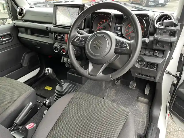 スズキ ジムニー XC 静岡県 2019(令1)年 8.8万km ピュアホワイトP ワンオーナー/スズキセーフティサポート/・デュアルセンサーブレーキサポート/・車線逸脱警報機能/・ふらつき警報機能/・標識認識機能/・ハイビームアシスト/・先行車発進お知らせ機能/ディーラーオプションナビ/・フルセグ/Bluetooth/DVD/SD/CD/バックカメラ/ナビ一体型ドライブレコーダー（前方向）/クルーズコントロール/プッシュスタート/スマートキーｘ２/前席シートヒーター/ホーネット製　ガラスリッド/オートライト/ステアリングリモコン/純正ゴムマット/ボンネットダンパー/社外柿本マフラー/純正マッドフラップ/ドアバイザー/ビルトインETC/オートライト/新車時保証書/取扱説明書