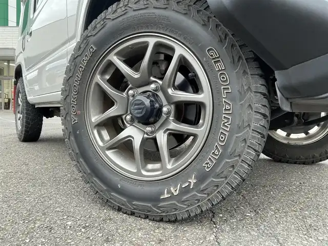 スズキ ジムニー XC 静岡県 2019(令1)年 8.8万km ピュアホワイトP ワンオーナー/スズキセーフティサポート/・デュアルセンサーブレーキサポート/・車線逸脱警報機能/・ふらつき警報機能/・標識認識機能/・ハイビームアシスト/・先行車発進お知らせ機能/ディーラーオプションナビ/・フルセグ/Bluetooth/DVD/SD/CD/バックカメラ/ナビ一体型ドライブレコーダー（前方向）/クルーズコントロール/プッシュスタート/スマートキーｘ２/前席シートヒーター/ホーネット製　ガラスリッド/オートライト/ステアリングリモコン/純正ゴムマット/ボンネットダンパー/社外柿本マフラー/純正マッドフラップ/ドアバイザー/ビルトインETC/オートライト/新車時保証書/取扱説明書