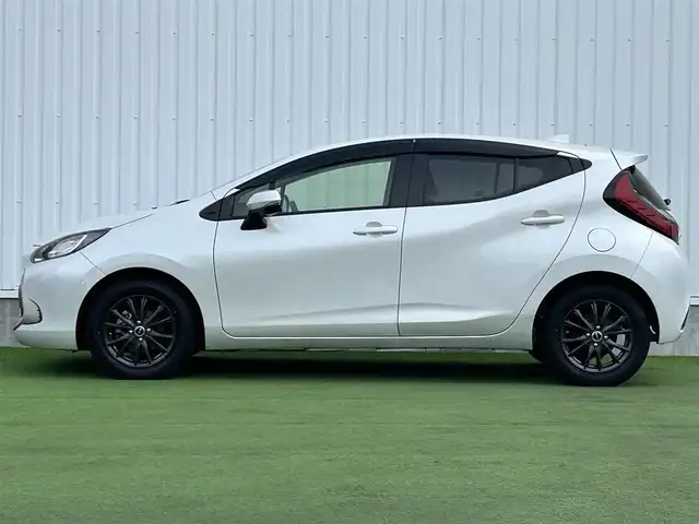 トヨタ アクア G 香川県 2022(令4)年 4.3万km プラチナホワイトパールマイカ トヨタセーフティセンス/・プリクラッシュセーフティ/・レーントレーシングアシスト/・レーダークルーズコントロール/・オートマチックハイビーム/・ロードサインアシスト/純正ディスプレイオーディオ　/(Bluetooth)/パノラミックビューモニター　/トヨタチームメイト/革巻きステアリング　/ステアリングリモコン　/ＬＥＤライト/パーキングアシスト/ヘッドライトレベライザー/前後コーナーセンサー/社外15インチアルミホイール【WAREN】/AC100V/横滑り防止システム/前後ドライブレコーダー/ＥＴＣ