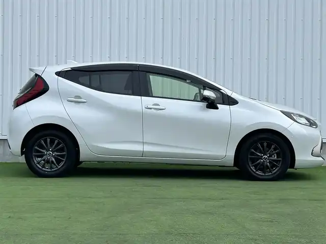 トヨタ アクア G 香川県 2022(令4)年 4.3万km プラチナホワイトパールマイカ トヨタセーフティセンス/・プリクラッシュセーフティ/・レーントレーシングアシスト/・レーダークルーズコントロール/・オートマチックハイビーム/・ロードサインアシスト/純正ディスプレイオーディオ　/(Bluetooth)/パノラミックビューモニター　/トヨタチームメイト/革巻きステアリング　/ステアリングリモコン　/ＬＥＤライト/パーキングアシスト/ヘッドライトレベライザー/前後コーナーセンサー/社外15インチアルミホイール【WAREN】/AC100V/横滑り防止システム/前後ドライブレコーダー/ＥＴＣ