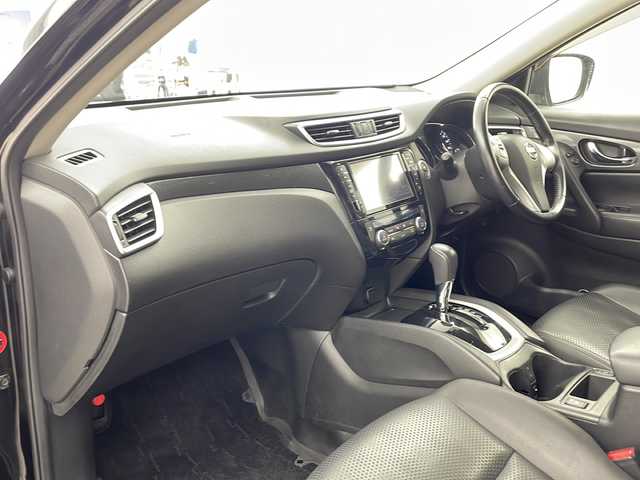 日産 エクストレイル 20X エマージェンシーブレーキ 兵庫県 2015(平27)年 7.3万km ダイヤモンドブラック ・エマージェンシーブレーキ/・車線逸脱警報/・フロントリアソナー/・進入禁止警報/・純正8インチSDナビ＆フルセグ＆BT＆DVD/・バックカメラ/・カプロンシート/・前席シートヒーター/・ビルトインETC/・アイドリングストップ/・横滑り防止装置/・革巻きステアリング/・LEDライト/・フォグ/・オートライト/・純正フロアマット/・スマートキー/・プッシュスタート/・純正17インチアルミホイール/・ドアバイザー/・電動格納ミラー