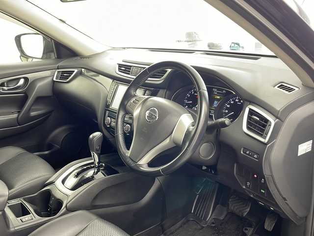 日産 エクストレイル 20X エマージェンシーブレーキ 兵庫県 2015(平27)年 7.3万km ダイヤモンドブラック ・エマージェンシーブレーキ/・車線逸脱警報/・フロントリアソナー/・進入禁止警報/・純正8インチSDナビ＆フルセグ＆BT＆DVD/・バックカメラ/・カプロンシート/・前席シートヒーター/・ビルトインETC/・アイドリングストップ/・横滑り防止装置/・革巻きステアリング/・LEDライト/・フォグ/・オートライト/・純正フロアマット/・スマートキー/・プッシュスタート/・純正17インチアルミホイール/・ドアバイザー/・電動格納ミラー