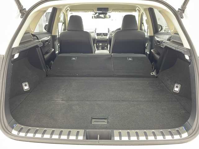 レクサス ＮＸ 300 バージョンL 兵庫県 2018(平30)年 6.6万km ソニッククォーツ ・純正ナビ/CD/DVD/USB/AUX/TV/・サイドカメラ/・バックカメラ/・ビルトインETC2.0/・前後ドライブレコーダー/・プリクラッシュセーフティ/・レーンディパーチャーアラート/・クリアランスソナー/・パーキングサポートブレーキ/・アダプティブハイビームシステム/・ブラインドスポットモニター/・レーダークルーズコントロール/・革巻きステアリング/・ステアリングスイッチ/・レザーシート/・パワーシート/・全席シートヒーター/・前席ベンチレーション/・ステアリングヒーター/・パドルシフト/・パワーバックドア/・純正アルミホイール/・純正フロアマット