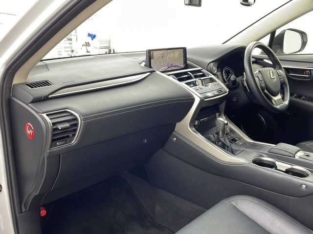 レクサス ＮＸ 300 バージョンL 兵庫県 2018(平30)年 6.6万km ソニッククォーツ ・純正ナビ/CD/DVD/USB/AUX/TV/・サイドカメラ/・バックカメラ/・ビルトインETC2.0/・前後ドライブレコーダー/・プリクラッシュセーフティ/・レーンディパーチャーアラート/・クリアランスソナー/・パーキングサポートブレーキ/・アダプティブハイビームシステム/・ブラインドスポットモニター/・レーダークルーズコントロール/・革巻きステアリング/・ステアリングスイッチ/・レザーシート/・パワーシート/・全席シートヒーター/・前席ベンチレーション/・ステアリングヒーター/・パドルシフト/・パワーバックドア/・純正アルミホイール/・純正フロアマット