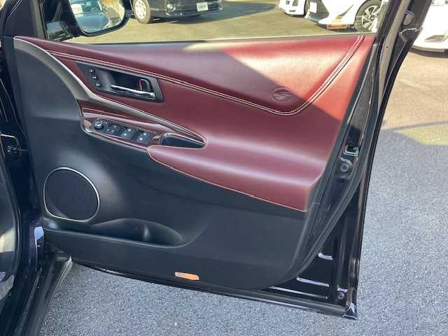 トヨタ ハリアー ハイブリッド プレミアム 静岡県 2016(平28)年 3.7万km スパークリングブラックパールクリスタルシャイン ●9インチ純正ナビ/(フルセグ/CD/DVD/Bluetooth/AUX)/(510137)/●レザーシート/●前席パワーシート/(運転席シートメモリ付き)/●前席シートヒーター/●バックカメラ/●クルーズコントロール/●プリクラッシュセーフティ/●レーンキープアシスト/●LEDヘッドライト＆フォグランプ/●オートライト/●オートマチックハイビーム/●コンビステアリング/●ステアリングスイッチ/●チルト＆テレスコピック/●ETC/●パワーバックドア/●JBLサウンドシステム/●ツインサンルーフ/●電動格納ウィンカーミラー/●スマートキー/●プッシュスタート/●ドアバイザー/●純正フロアマット/●純正18インチアルミホイール/●ダブル+サイド+カーテンSRS+ABS