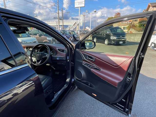 トヨタ ハリアー ハイブリッド プレミアム 静岡県 2016(平28)年 3.7万km スパークリングブラックパールクリスタルシャイン ●9インチ純正ナビ/(フルセグ/CD/DVD/Bluetooth/AUX)/(510137)/●レザーシート/●前席パワーシート/(運転席シートメモリ付き)/●前席シートヒーター/●バックカメラ/●クルーズコントロール/●プリクラッシュセーフティ/●レーンキープアシスト/●LEDヘッドライト＆フォグランプ/●オートライト/●オートマチックハイビーム/●コンビステアリング/●ステアリングスイッチ/●チルト＆テレスコピック/●ETC/●パワーバックドア/●JBLサウンドシステム/●ツインサンルーフ/●電動格納ウィンカーミラー/●スマートキー/●プッシュスタート/●ドアバイザー/●純正フロアマット/●純正18インチアルミホイール/●ダブル+サイド+カーテンSRS+ABS