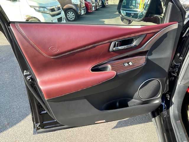 トヨタ ハリアー ハイブリッド プレミアム 静岡県 2016(平28)年 3.7万km スパークリングブラックパールクリスタルシャイン ●9インチ純正ナビ/(フルセグ/CD/DVD/Bluetooth/AUX)/(510137)/●レザーシート/●前席パワーシート/(運転席シートメモリ付き)/●前席シートヒーター/●バックカメラ/●クルーズコントロール/●プリクラッシュセーフティ/●レーンキープアシスト/●LEDヘッドライト＆フォグランプ/●オートライト/●オートマチックハイビーム/●コンビステアリング/●ステアリングスイッチ/●チルト＆テレスコピック/●ETC/●パワーバックドア/●JBLサウンドシステム/●ツインサンルーフ/●電動格納ウィンカーミラー/●スマートキー/●プッシュスタート/●ドアバイザー/●純正フロアマット/●純正18インチアルミホイール/●ダブル+サイド+カーテンSRS+ABS