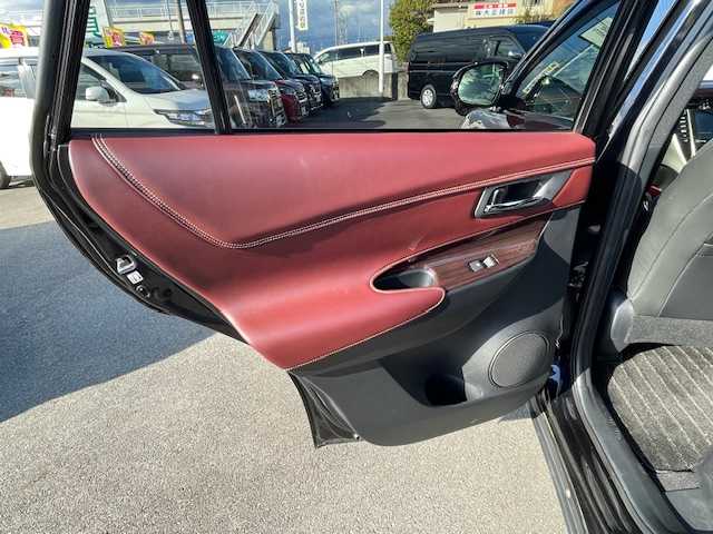 トヨタ ハリアー ハイブリッド プレミアム 静岡県 2016(平28)年 3.7万km スパークリングブラックパールクリスタルシャイン ●9インチ純正ナビ/(フルセグ/CD/DVD/Bluetooth/AUX)/(510137)/●レザーシート/●前席パワーシート/(運転席シートメモリ付き)/●前席シートヒーター/●バックカメラ/●クルーズコントロール/●プリクラッシュセーフティ/●レーンキープアシスト/●LEDヘッドライト＆フォグランプ/●オートライト/●オートマチックハイビーム/●コンビステアリング/●ステアリングスイッチ/●チルト＆テレスコピック/●ETC/●パワーバックドア/●JBLサウンドシステム/●ツインサンルーフ/●電動格納ウィンカーミラー/●スマートキー/●プッシュスタート/●ドアバイザー/●純正フロアマット/●純正18インチアルミホイール/●ダブル+サイド+カーテンSRS+ABS