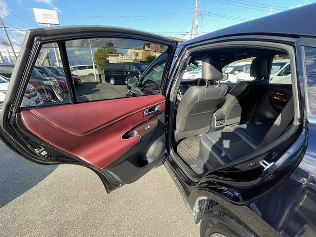 トヨタ ハリアー ハイブリッド プレミアム 静岡県 2016(平28)年 3.7万km スパークリングブラックパールクリスタルシャイン ●9インチ純正ナビ/(フルセグ/CD/DVD/Bluetooth/AUX)/(510137)/●レザーシート/●前席パワーシート/(運転席シートメモリ付き)/●前席シートヒーター/●バックカメラ/●クルーズコントロール/●プリクラッシュセーフティ/●レーンキープアシスト/●LEDヘッドライト＆フォグランプ/●オートライト/●オートマチックハイビーム/●コンビステアリング/●ステアリングスイッチ/●チルト＆テレスコピック/●ETC/●パワーバックドア/●JBLサウンドシステム/●ツインサンルーフ/●電動格納ウィンカーミラー/●スマートキー/●プッシュスタート/●ドアバイザー/●純正フロアマット/●純正18インチアルミホイール/●ダブル+サイド+カーテンSRS+ABS