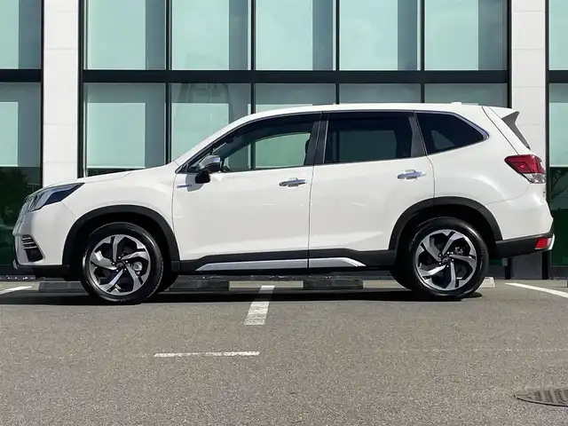 スバル フォレスター ハイブリッド アドバンス 和歌山県 2022(令4)年 1.3万km クリスタルホワイトP 純正ナビ（CN-FX800D）/バック・カメラ/フルセグTV/TVキャンセラー/（AM/FM/CD/DVD/BT/Bluray）/横滑り防止/BSM/衝突軽減ブレーキ/レーダークルコン/レーンキープアシスト/ビルトインETC/ドライブレコーダー/デジタルインナーミラー/シートヒーター/シートメモリー/パワーシート/ステアリングヒーター/パドルシフト/ハーフレザーシート/オートライト/電動リアゲート/