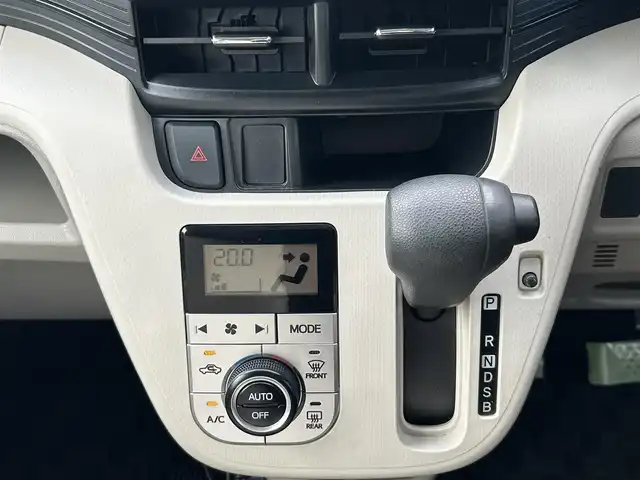 ダイハツ ムーヴ X SA 沖縄県 2015(平27)年 5.4万km ブライトシルバーメタリック (株)IDOMが運営する【じしゃロンコザ店】の自社ローン対象車両になります。こちらは現金ご利用時の価格です。自社ローンご希望の方は別途その旨お申付け下さい。/・プッシュスタート /・純正ナビ /・フルセグTV /・Bluetooth接続 /・バックカメラ /・ETC　/・前後ドライブレコーダー　/・横滑り防止装置　/・衝突被害軽減ブレーキ　/・純正フロアマット　/・純正アルミホイール　