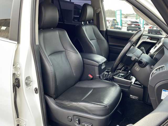 トヨタ ランドクルーザー プラド TZ－G 山口県 2019(平31)年 5.8万km ホワイトパールクリスタルシャイン モデリスタエアロ（フロント・リア）/純正アルミ付きサマータイヤ4本車載/黒レザーシート/アルパインメモリナビ/Bluetooth/フルセグTV/バックカメラ/アルパインフリップダウンモニター/ステアリングスイッチ/社外前後ドライブレコーダー/社外デジタルインナーミラー/スマートキー＆プッシュスタート/LEDフヘッドライト/LEDフォグライト/トヨタセーフティセンス/オートライト＆オートマチックハイビーム/ビルトインETC/3列目電動格納シート/前席パワーシート（D/席メモリー機能付）/前席シートヒーター＆ベンチレーション/クルーズコントロール/コーナーセンサー/電動チルト＆テレスコピック/社外アルミ付きスタッドレスタイヤ装着/保証書・取説/スペアキー1個