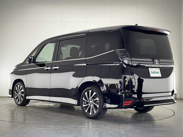 トヨタ ヴォクシー S－Z 宮崎県 2023(令5)年 1.1万km アティチュードブラックマイカ Toyota Safety Sense/〇プリクラシュセーフティ/〇レーンディパーチャーアラート/〇パーキングサポートブレーキ/〇プロアクティブドライビングアシスト/〇ロードサインアシスト/〇レーダークルーズコントロール/〇オートマチックハイビーム/〇クリアランスソナー/〇発進遅れ告知/純正10.5インチナビ/フルセグＴＶ/CD/DVD/Bluetooth/バックカメラ/両側パワースライドドア/ハーフレザーシート/シートヒーター/LEDヘッドライト/純正17インチAW/ビルトインETC2.0/スマートキー×２/前後ドライブレコーダー/保証書/取扱説明書