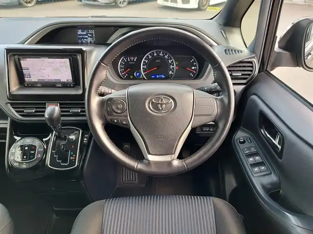 トヨタ ヴォクシー ZS 煌Ⅱ 東京都 2016(平28)年 6.5万km ブラック 社外ナビ/フリップダウンモニター/フルセグ/バックカメラ/ビルトインETC/ドライブレコーダー/両側パワースライドドア/衝突軽減システム/レーンキープアシスト/オートマチックハイビーム/アイドリングストップ