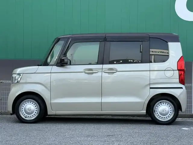 ホンダ Ｎ ＢＯＸ G L ターボ ホンダセンシング 千葉県 2017(平29)年 5.6万km プレミアムアイボリーパール2トーン 純正メモリナビ（CD/DVD/AM/FM/フルセグTV/Bluetooth）/バックカメラ/ホンダセンシング/　・衝突軽減ブレーキ〈CMBS〉/　・誤発進抑制機能/　・後方誤発進抑制機能/　・歩行者事故低減ステアリング/　・路外逸脱抑制機能/　・ACC〈アダプティブ・クルーズ・コントロール〉/　・LKAS〈車線維持支援システム〉/　・オートハイビーム/　・先行車発進お知らせ機能/　・標識認識機能/両側パワスラ/パドルシフト/ETC/純正フロアマット/チップアップ＆ダイブダウン機構付スライドリアシート/LEDヘッドライト/プッシュスタート/スペアキー/保証書/取扱説明書