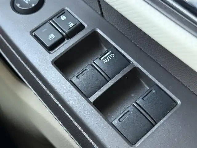 ホンダ Ｎ ＢＯＸ G L ターボ ホンダセンシング 千葉県 2017(平29)年 5.6万km プレミアムアイボリーパール2トーン 純正メモリナビ（CD/DVD/AM/FM/フルセグTV/Bluetooth）/バックカメラ/ホンダセンシング/　・衝突軽減ブレーキ〈CMBS〉/　・誤発進抑制機能/　・後方誤発進抑制機能/　・歩行者事故低減ステアリング/　・路外逸脱抑制機能/　・ACC〈アダプティブ・クルーズ・コントロール〉/　・LKAS〈車線維持支援システム〉/　・オートハイビーム/　・先行車発進お知らせ機能/　・標識認識機能/両側パワスラ/パドルシフト/ETC/純正フロアマット/チップアップ＆ダイブダウン機構付スライドリアシート/LEDヘッドライト/プッシュスタート/スペアキー/保証書/取扱説明書