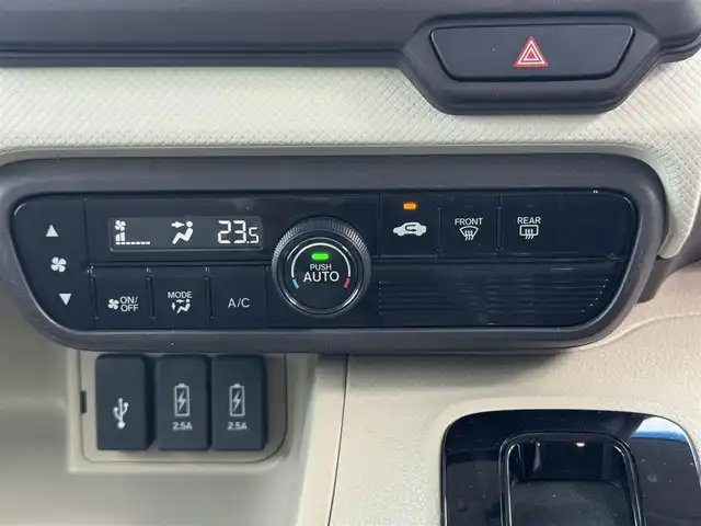 ホンダ Ｎ ＢＯＸ G L ターボ ホンダセンシング 千葉県 2017(平29)年 5.6万km プレミアムアイボリーパール2トーン 純正メモリナビ（CD/DVD/AM/FM/フルセグTV/Bluetooth）/バックカメラ/ホンダセンシング/　・衝突軽減ブレーキ〈CMBS〉/　・誤発進抑制機能/　・後方誤発進抑制機能/　・歩行者事故低減ステアリング/　・路外逸脱抑制機能/　・ACC〈アダプティブ・クルーズ・コントロール〉/　・LKAS〈車線維持支援システム〉/　・オートハイビーム/　・先行車発進お知らせ機能/　・標識認識機能/両側パワスラ/パドルシフト/ETC/純正フロアマット/チップアップ＆ダイブダウン機構付スライドリアシート/LEDヘッドライト/プッシュスタート/スペアキー/保証書/取扱説明書