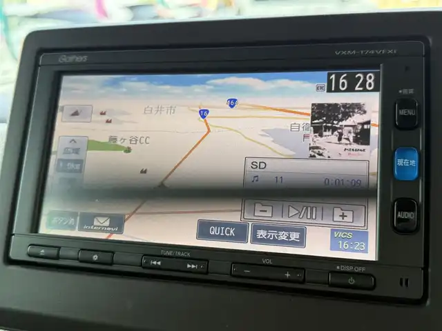 ホンダ Ｎ ＢＯＸ G L ターボ ホンダセンシング 千葉県 2017(平29)年 5.6万km プレミアムアイボリーパール2トーン 純正メモリナビ（CD/DVD/AM/FM/フルセグTV/Bluetooth）/バックカメラ/ホンダセンシング/　・衝突軽減ブレーキ〈CMBS〉/　・誤発進抑制機能/　・後方誤発進抑制機能/　・歩行者事故低減ステアリング/　・路外逸脱抑制機能/　・ACC〈アダプティブ・クルーズ・コントロール〉/　・LKAS〈車線維持支援システム〉/　・オートハイビーム/　・先行車発進お知らせ機能/　・標識認識機能/両側パワスラ/パドルシフト/ETC/純正フロアマット/チップアップ＆ダイブダウン機構付スライドリアシート/LEDヘッドライト/プッシュスタート/スペアキー/保証書/取扱説明書