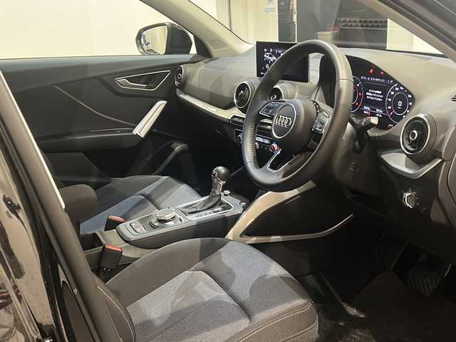 アウディ Ｑ２ 35TDIスポーツ 新潟県 2020(令2)年 3.4万km ミトスブラックメタリック ワンオーナー/バーチャルコックピット/オートマチックテールゲート/アシスタンスパッケージ/・サイドアシスト/・アクティブレーンアシスト/・トラフィックジャムアシスト/・リヤクロストラフィックアシスト/・プレセンスベーシック/・ハイビームアシスト/ナビゲーションパッケージ/・MMIナビゲーションシステム/・TVチューナー/・8スピーカー/・スマートフォンインターフェイス/・Audi connect/主要装備/ベーシックパッケージ/・デラックスオートマチックエアコンディショナー/・ルームミラー 自動防眩/・DIS（ドライバーインフォメーションシステム）/マルチファンクション/・センターアームレスト（フロント）/コンビニエンスパッケージ/・アドバンストキーシステム/・リヤビューカメラ/・アウディパーキングシステム/LEDライトパッケージ/・LEDヘッドライト/・LEDリヤダイナミックターンインディケーター/・ヘッドライトウォッシャー/・LEDインテリアライティング/ドライブレコーダー/ETC/シートヒーター/純正17インチアルミホイール