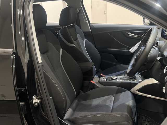 アウディ Ｑ２ 35TDIスポーツ 新潟県 2020(令2)年 3.4万km ミトスブラックメタリック ワンオーナー/バーチャルコックピット/オートマチックテールゲート/アシスタンスパッケージ/・サイドアシスト/・アクティブレーンアシスト/・トラフィックジャムアシスト/・リヤクロストラフィックアシスト/・プレセンスベーシック/・ハイビームアシスト/ナビゲーションパッケージ/・MMIナビゲーションシステム/・TVチューナー/・8スピーカー/・スマートフォンインターフェイス/・Audi connect/主要装備/ベーシックパッケージ/・デラックスオートマチックエアコンディショナー/・ルームミラー 自動防眩/・DIS（ドライバーインフォメーションシステム）/マルチファンクション/・センターアームレスト（フロント）/コンビニエンスパッケージ/・アドバンストキーシステム/・リヤビューカメラ/・アウディパーキングシステム/LEDライトパッケージ/・LEDヘッドライト/・LEDリヤダイナミックターンインディケーター/・ヘッドライトウォッシャー/・LEDインテリアライティング/ドライブレコーダー/ETC/シートヒーター/純正17インチアルミホイール