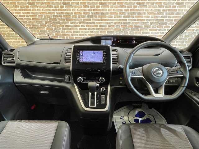 日産 セレナ ハイウェイスターVセレクションⅡ 岩手県 2018(平30)年 5.5万km ブリリアントホワイトパール ワンオーナー/４WD/アラウンドビューモニター/パーキングアシスト/ハンズフリーパワースライドドア/プロパイロット/エマージェンシーブレーキ/踏み間違い衝突防止アシスト/ハイビームアシスト/前後ソナー/横滑り防止装置/アイドリングストップ/インテリジェントルームミラー/ロールサンシェード/リヤオートエアコン/純正ナビ/（CD/DVD/フルセグ/SD/AUX/Bluetooth）/ステアリングスイッチ/ドライブレコーダー/ETC/LEDヘッドライト/純正15インチアルミホイール