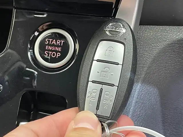 日産 セレナ ハイウェイスターVセレクションⅡ 岩手県 2018(平30)年 5.5万km ブリリアントホワイトパール ワンオーナー/４WD/アラウンドビューモニター/パーキングアシスト/ハンズフリーパワースライドドア/プロパイロット/エマージェンシーブレーキ/踏み間違い衝突防止アシスト/ハイビームアシスト/前後ソナー/横滑り防止装置/アイドリングストップ/インテリジェントルームミラー/ロールサンシェード/リヤオートエアコン/純正ナビ/（CD/DVD/フルセグ/SD/AUX/Bluetooth）/ステアリングスイッチ/ドライブレコーダー/ETC/LEDヘッドライト/純正15インチアルミホイール