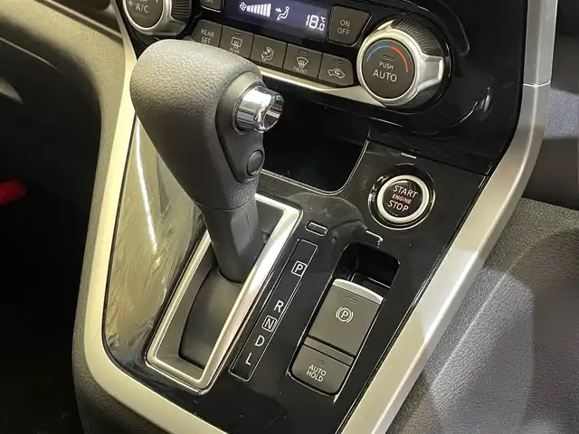 日産 セレナ ハイウェイスターVセレクションⅡ 岩手県 2018(平30)年 5.5万km ブリリアントホワイトパール ワンオーナー/４WD/アラウンドビューモニター/パーキングアシスト/ハンズフリーパワースライドドア/プロパイロット/エマージェンシーブレーキ/踏み間違い衝突防止アシスト/ハイビームアシスト/前後ソナー/横滑り防止装置/アイドリングストップ/インテリジェントルームミラー/ロールサンシェード/リヤオートエアコン/純正ナビ/（CD/DVD/フルセグ/SD/AUX/Bluetooth）/ステアリングスイッチ/ドライブレコーダー/ETC/LEDヘッドライト/純正15インチアルミホイール