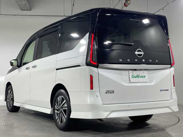 日産 セレナ e－パワー ハイウェイスター V 神奈川県 2023(令5)年 2.3万km パール プロパイロット/・プロパイロット/プロパイロット（ナビリンク機能付き）/・衝突回避ステアリングアシスト/・インテリジェント エマージェンシーブレーキ/・インテリジェント FCW（前方衝突予測警報）/・インテリジェント LI（車線逸脱防止支援システム）＋LDW（車線逸脱警報）/・インテリジェント BSI（後側方衝突防止支援システム）＋BSW（後側方車両検知警報）/・標識検知機能/・インテリジェント クルーズコントロール/純正12.3型ディスプレイオーディオ/・BT/TV/HDMI/USB/アマゾン/AppleCarPlay/AndroidAuto/AM/FM/アラウンドビューモニター/ヘッドレスト取り付け後後席モニター/寒冷地仕様/両側電動スライドドア/AC100V/ビルトインETC2.0/Qi充電/SOSボタン/純正前後ドライブレコーダー/レザー(合皮)シート/・シートヒーター(D/N/二列目)/革巻きステアリング/・ステアリングスイッチ/・ステアリングヒーター/電動サイドブレーキ/・オートブレーキホールド/LEDヘッドライト/・フォグランプ/電動格納ミラー/ウィンカーミラー/純正フロアマット/純正ドアバイザー/純正16インチアルミホイール