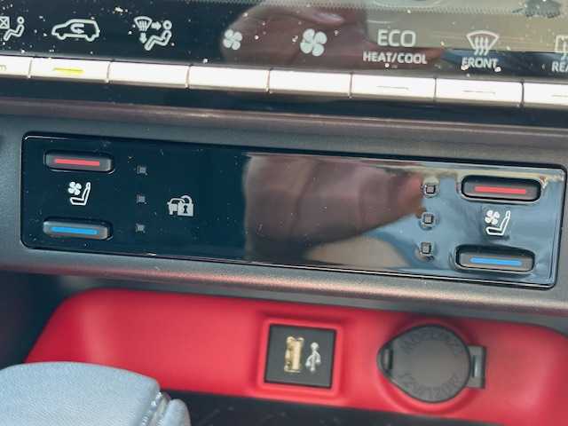 トヨタ ＲＡＶ４ アドベンチャー オフロードPKGⅡ 茨城県 2023(令5)年 0.3万km スーパーホワイトⅡ 純正ナビ /（BT/フルセグTV)/４WD /ETC /ドライブレコーダー /クルーズコントロール /全方位カメラ /シートヒーター /エアシート /パワーシート /コーナーセンサー前後 /LEDライト /ダウンヒルアシストコントロール