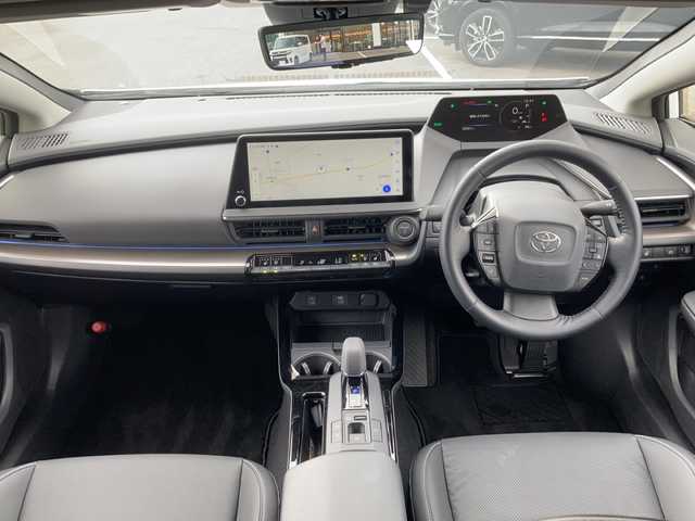 トヨタ プリウス Z 佐賀県 2023(令5)年 1.9万km プラチナホワイトパールマイカ 純正12.3インチナビ/パノラマミックビューモニター/プリクラッシュセーフティ/レーンディパーチャーアラート/ブラインドスポットモニター/クリアランスソナー/リアクロストラフィックアラート/アダプティブクルーズコントロール/オートハイビーム/デジタルインナーミラー（前方録画機能付き）/パーキングアシスト/ETC2.0/ワイアレス充電/電動パーキングブレーキ/オートブレーキホールド/ステアリングヒーター/ステアリングリモコン/AC100V/レザーシート/シートヒーター/エアシート/メモリ付きパワーシート/プッシュスタート/スマートキー/LEDヘッドライト/純正アルミホイール