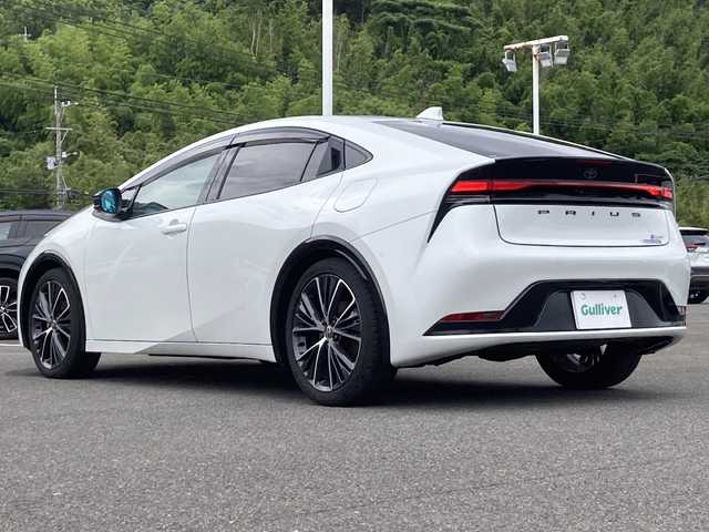 トヨタ プリウス Z 佐賀県 2023(令5)年 1.9万km プラチナホワイトパールマイカ 純正12.3インチナビ/パノラマミックビューモニター/プリクラッシュセーフティ/レーンディパーチャーアラート/ブラインドスポットモニター/クリアランスソナー/リアクロストラフィックアラート/アダプティブクルーズコントロール/オートハイビーム/デジタルインナーミラー（前方録画機能付き）/パーキングアシスト/ETC2.0/ワイアレス充電/電動パーキングブレーキ/オートブレーキホールド/ステアリングヒーター/ステアリングリモコン/AC100V/レザーシート/シートヒーター/エアシート/メモリ付きパワーシート/プッシュスタート/スマートキー/LEDヘッドライト/純正アルミホイール