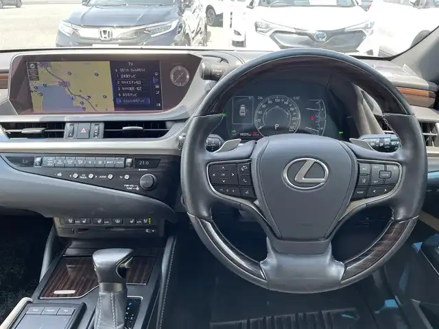 レクサス ＥＳ 300h バージョンL 島根県 2020(令2)年 9.9万km ソニッククォーツ サンルーフ/純正ナビ/CD/DVD/DTV/Bluetooth/USB/パノラミックビューモニター/デジタルミラー /レーダークルーズコントロール/クリアランスソナー/BSM/HUD/LEDオートライト/オートハイビーム/ビルトインETC2.0/ベージュレザーシート/パワーシート/メモリーシート /シートヒーター /シートベンチレーション /ステアリングヒーター/ステアリングスイッチ/パドルシフト/ドライブレコーダー/AC100V電源